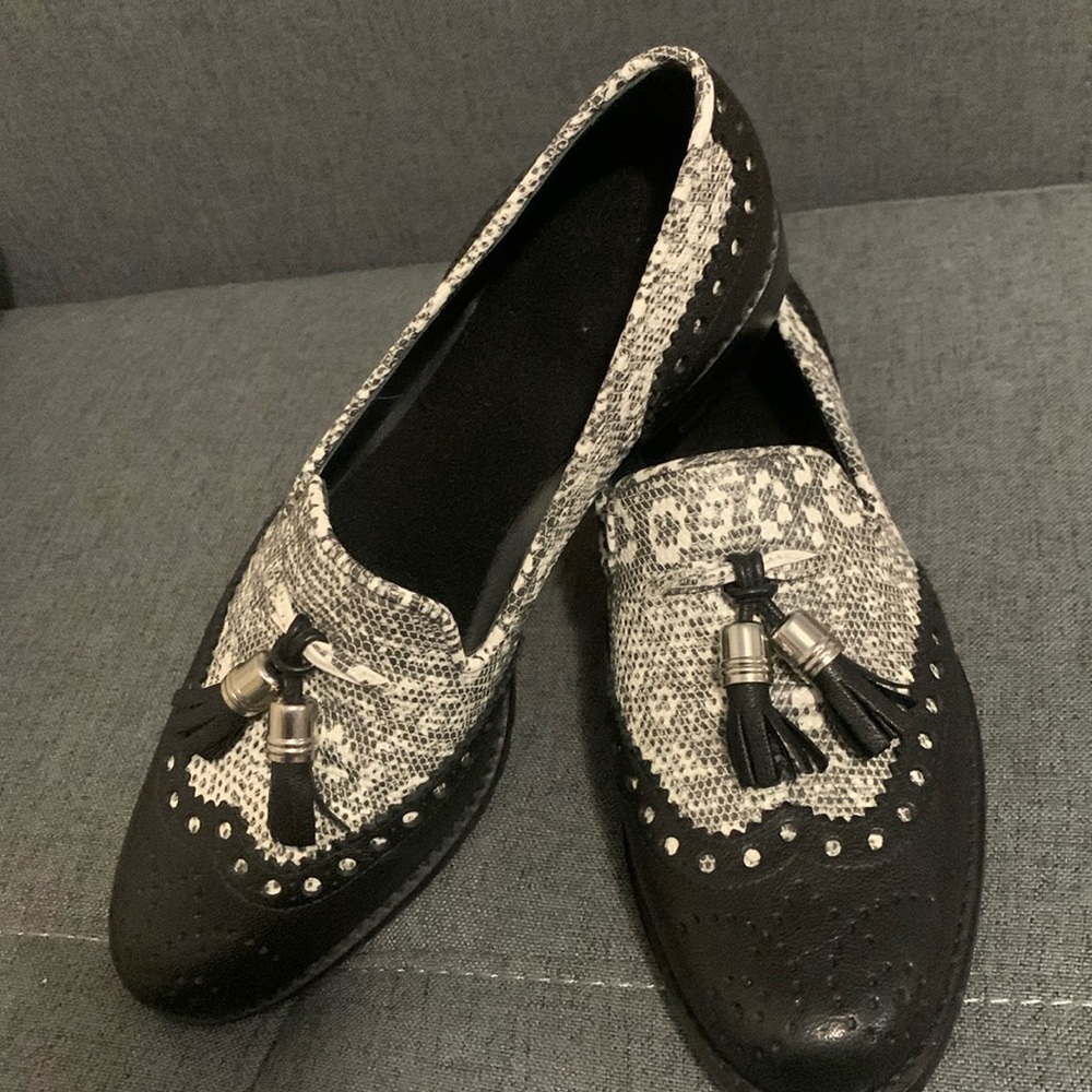 Stuart Weitzman Guything Leather Wingtip Tassel Loafers. Like new never worn